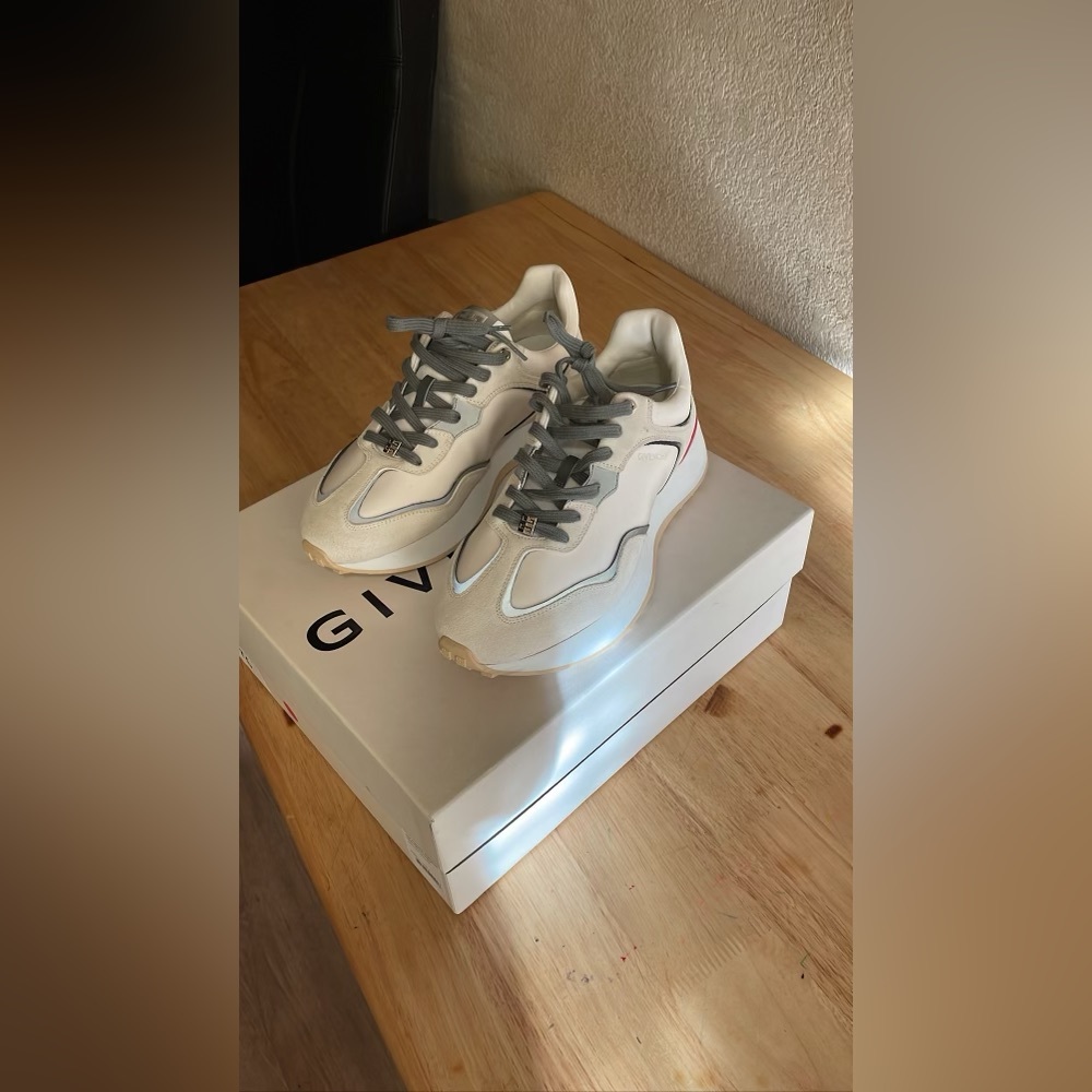 Givenchy Giv Runner Sneaker size 42 (size 9 in men)